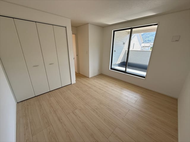 西側のお部屋は7.5帖の洋室です。