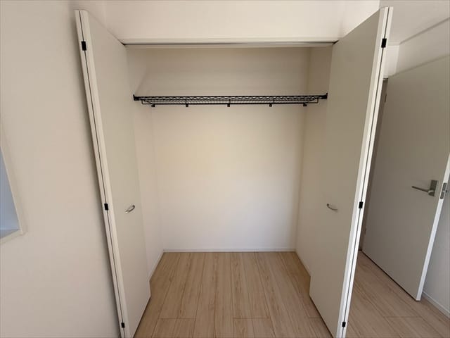 お洋服がすっきり片付きそうなクローゼットですね。