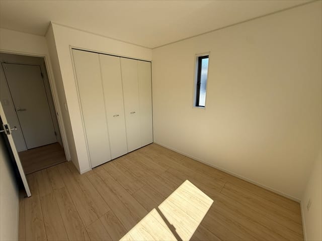 東側のお部屋も5.2帖の洋室です。