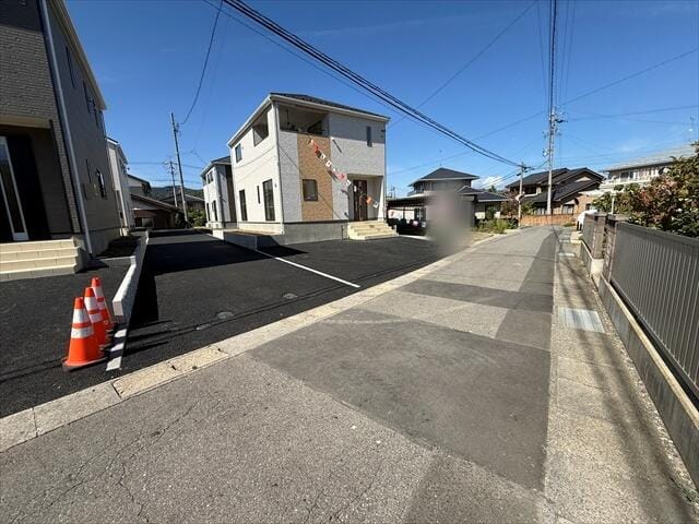 前面道路の幅員は4.4mございます。