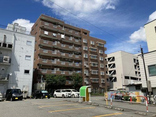 南側からの建物外観。建物南側は時間貸駐車場。