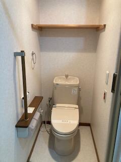 トイレ ※仕切は扉ではなくアコーディオンカーテンです。
