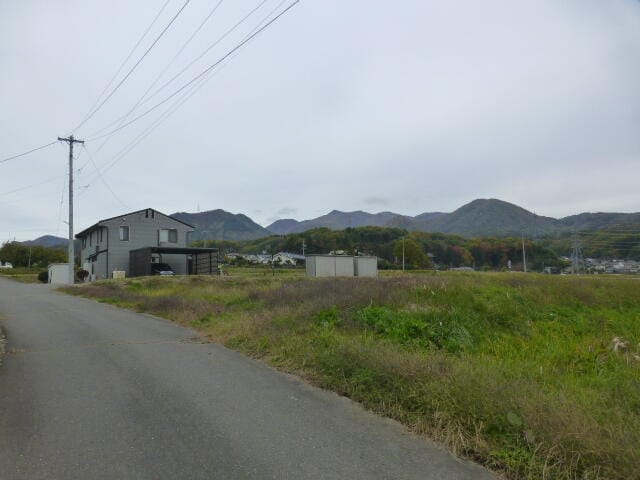 一段上に住宅が建っている隣の土地になります。