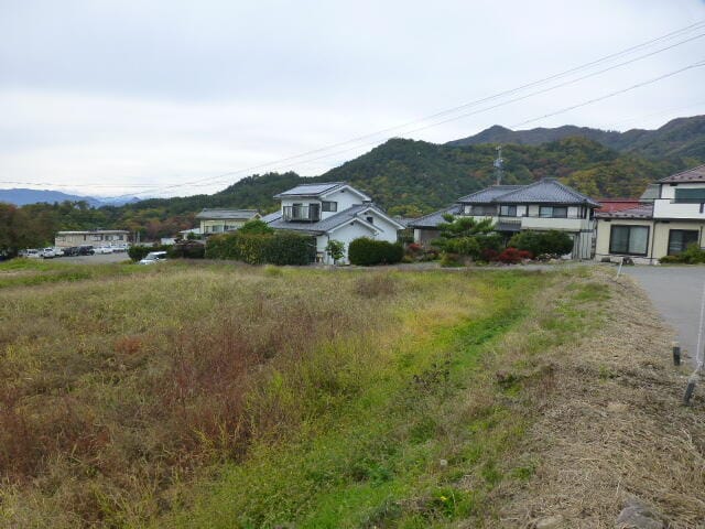 南から北方面(公道)を見ると住宅数軒建ってます。