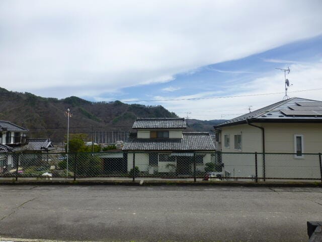 南公道の向こうが一段下がった住宅なので、日当たりとても良いで