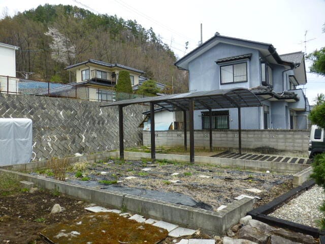 東隣家とは、かなり離れています。