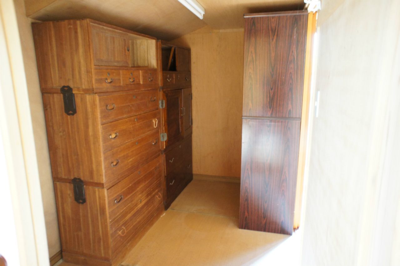 1F納戸。玄関横で3帖の広さです(タンスは撤去済み)