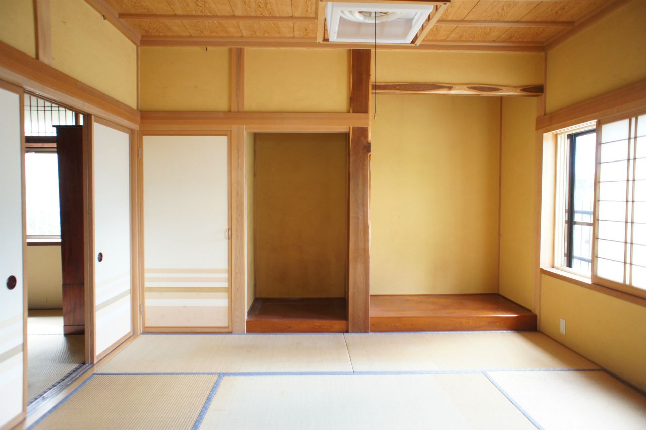 1F8帖和室。南向きの明るいお部屋です。