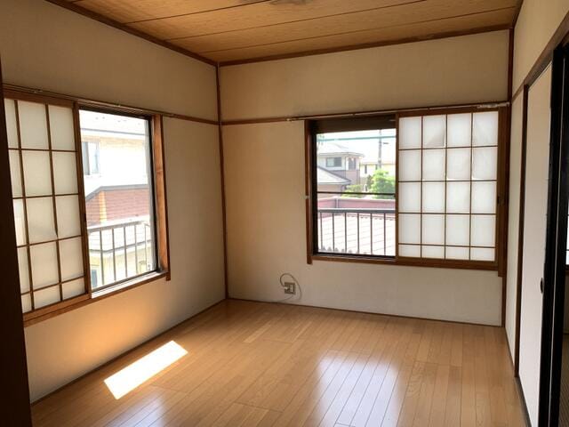 障子を外し、カーテンレールを付けます