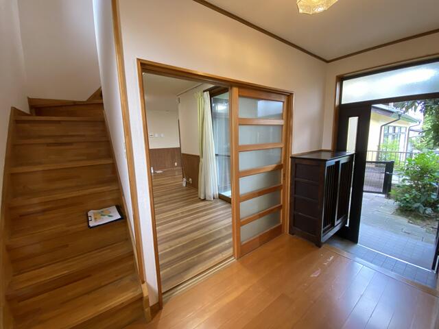 玄関は2カ所。南側玄関。普段使い用の玄関です。鍵2カ所。