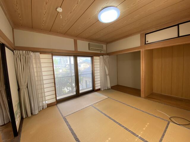増築部分の2階。和室8帖。収納も2帖分。4枚サッシ戸、東側の