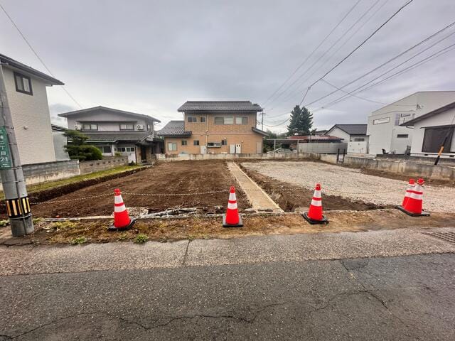 北側接道から見た全景です