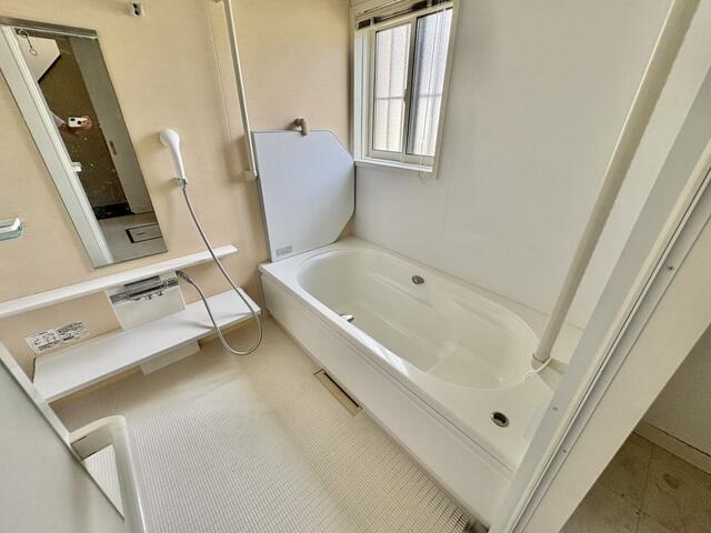広めの浴室でゆったりできます。