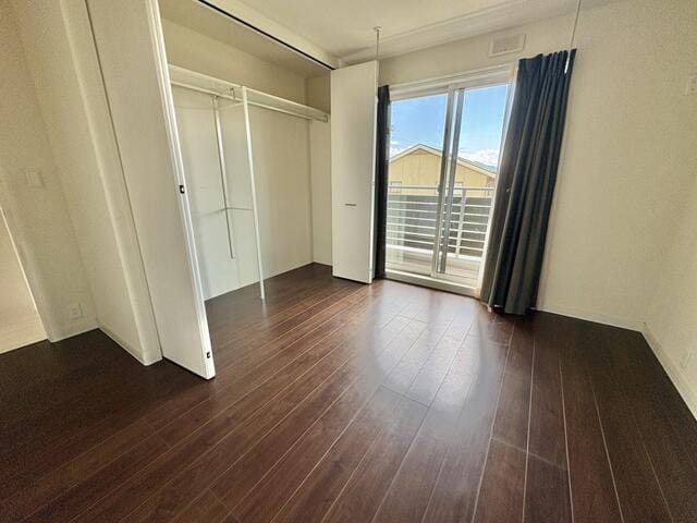 こちらの洋室からバルコニーに出られます。