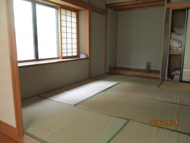 2階8帖和室と出窓