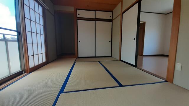 2階和室6帖 南向きの明るい部屋で引き戸を開けて洋室との一体