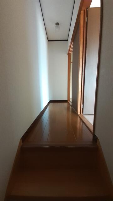 玄関ホールから2階へつながる階段と2階廊下