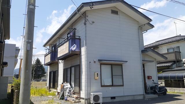 物件は、道路から奥に入った102号室です。
