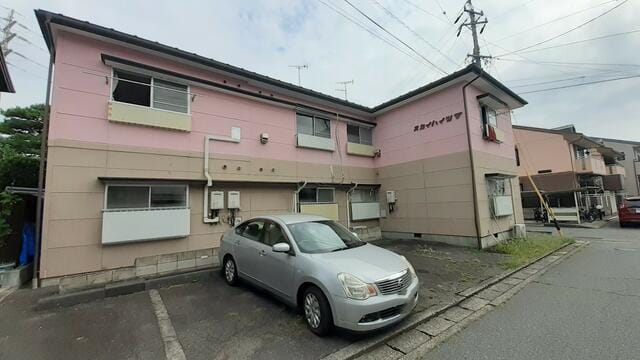 南側外観 駐車場は交通量が少ない道路に面しています