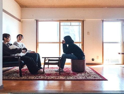 南に面した明るい窓とベランダの景色