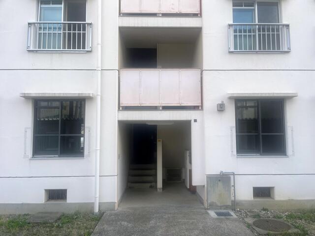 共同住宅のエントランス階段