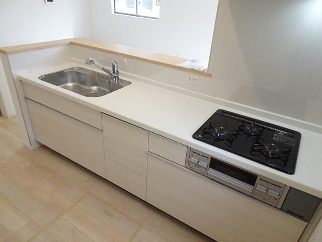 シンプルで清潔感あるキッチン。本物件は都市ガス仕様で経済的で