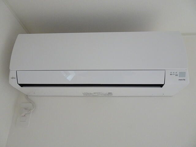 リビングにはエアコンが設置されていて、入居後すぐに快適に過ご