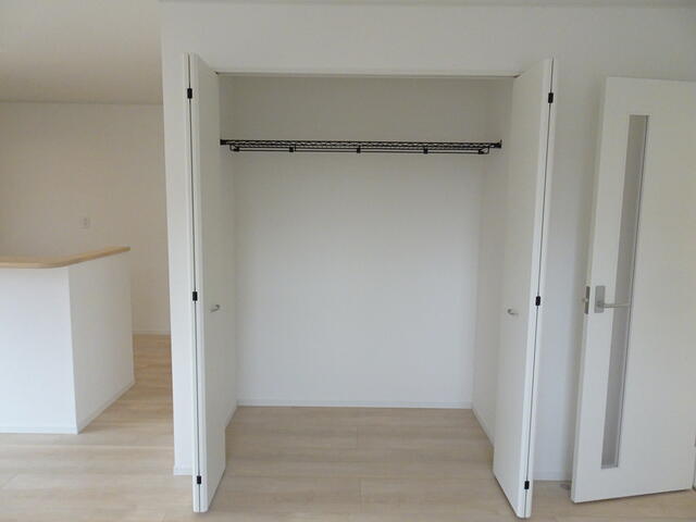 リビングには大収容のクローゼット完備。帰宅後のコートやバック