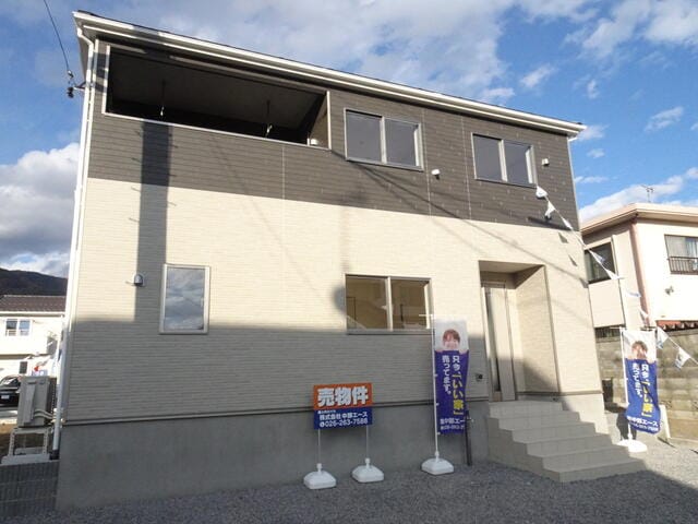 落ち着いた色合いで街並みとも自然と馴染むデザイン。日当たりの