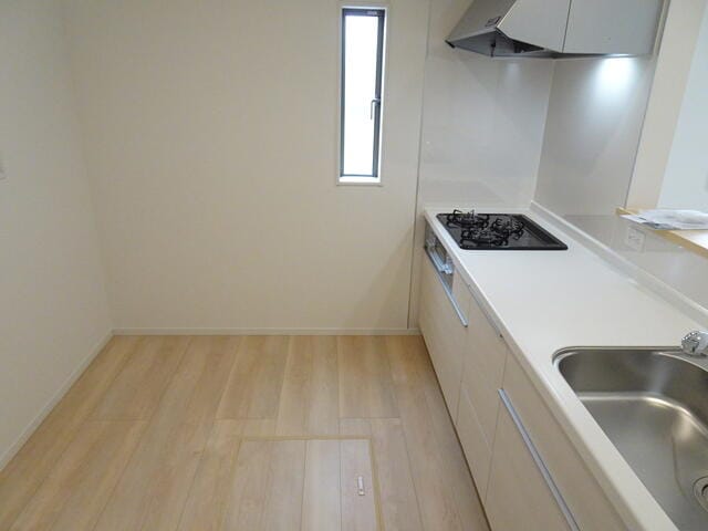 1号棟はキッチンスペースが広々としています。食器棚を置いても