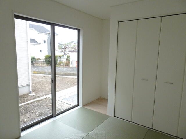 明るい光が差し込む和室です。和の安らぎと使いやすさを兼ね備え