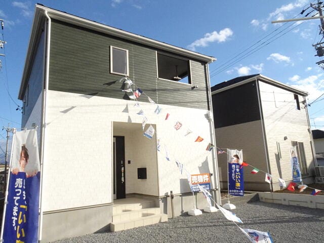 全2棟の建売住宅。1号棟は写真向かって左側です