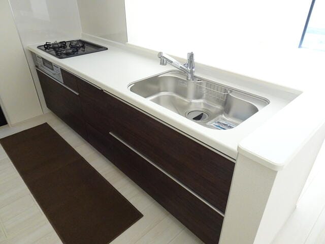 シンクが広く、とても使いやすそうなシステムキッチン。カウンタ
