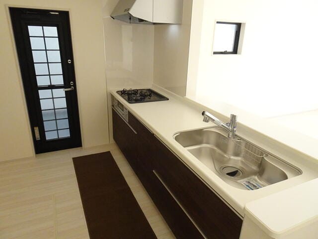 キッチンには勝手口が付いているので、換気もできたり、外にゴミ