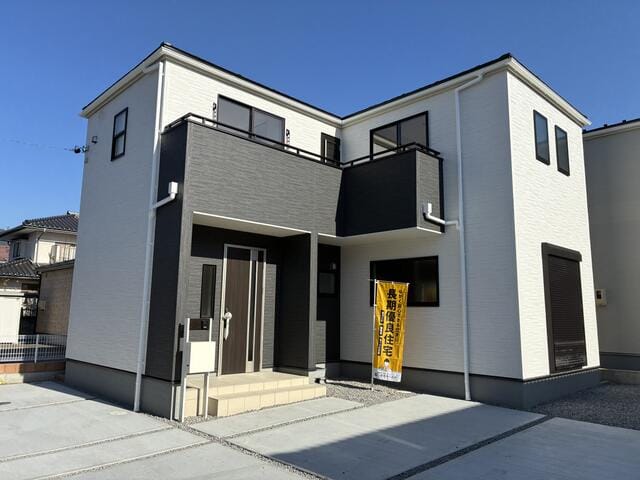 1号棟の外観。モノトーンの配色がとっても目を引くモダンなスタ