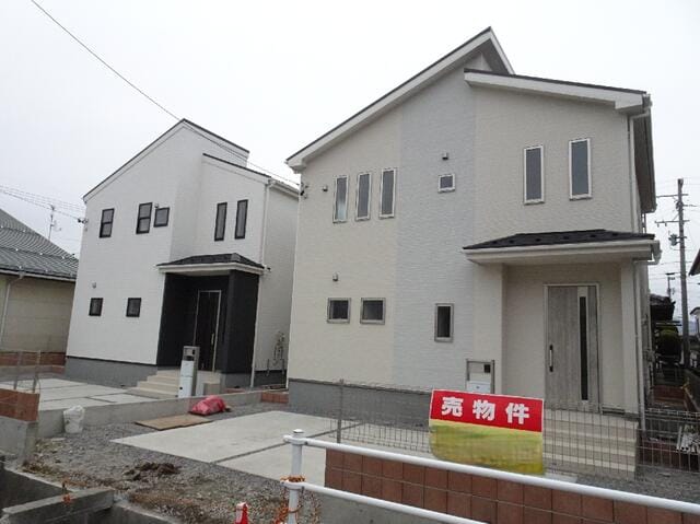 向かって右側が2号棟。左側1号棟はご成約済み。