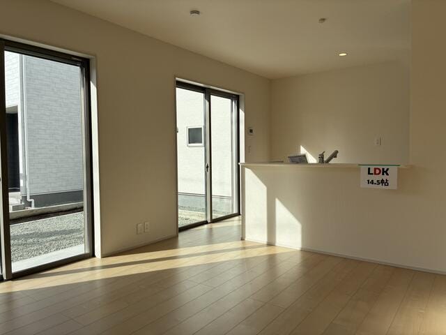 明るいリビングはご家族が自然に集まる心地よい空間