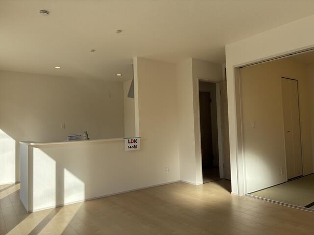 リビングの続き間に和室があります。引き戸を開けておけば開放感