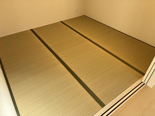 リビングに続き間の和室、広さは4.5帖。コンパクトですが、あ