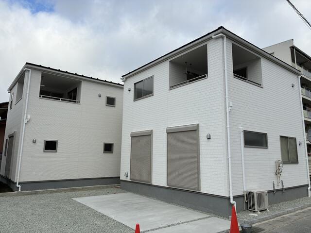 2号棟、駐車スペースは建物南側になります