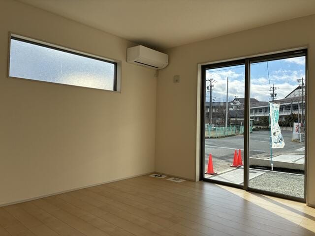 LDKの広さは14.5帖、明るい光がたっぷり注ぐリビング。エ