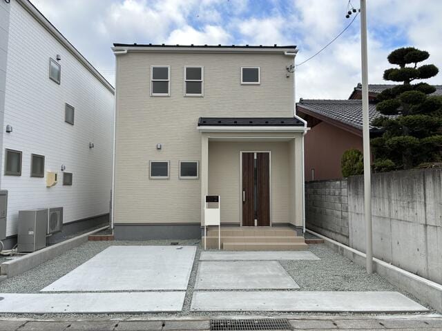 北側玄関、玄関の目の前に駐車スペース