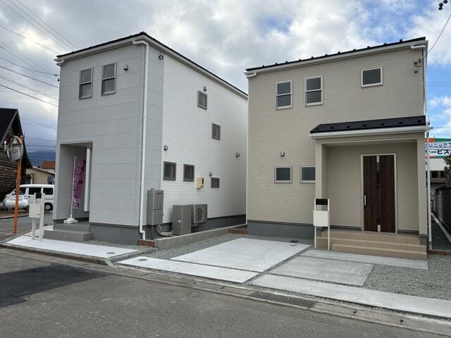 向かって右側が1号棟、左側が2号棟、犀陵中まで徒歩2分ほどの