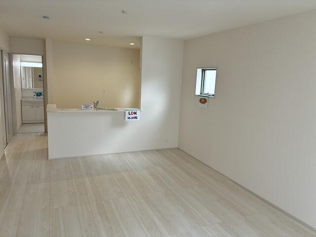 1号棟のLDK、広さは16.25帖。縦長形状で家具の配置もし