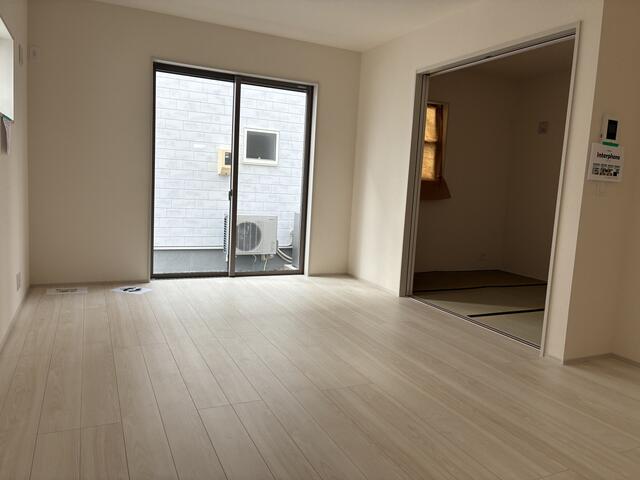 リビングの続き間に和室を備えています。引き戸を開けておくと広