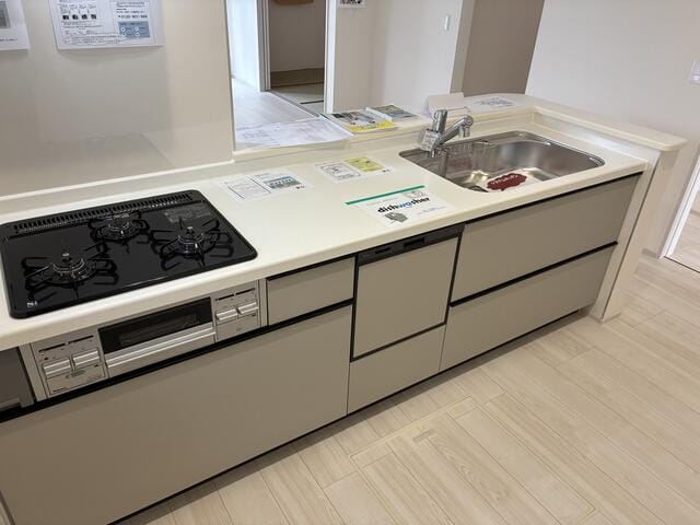 1号棟のシステムキッチンはマッドなカラー。おしゃれな色合い