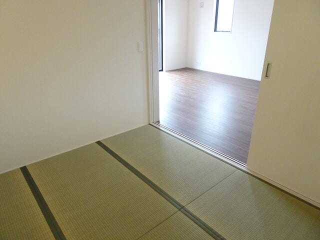 引き戸をしめれば独立した空間に、開けておけば開放感ある空間に