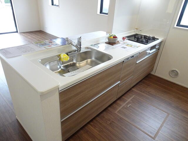 ワークトップはホワイトでキッチンをスッキリと見せてくれます。