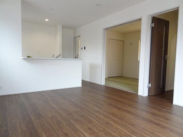 LDKの広さは15帖、濃いめのブラウンカラーのフローリングで