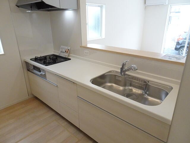 フラットで作業しやすいワークトップ シンクからコンロまでのス